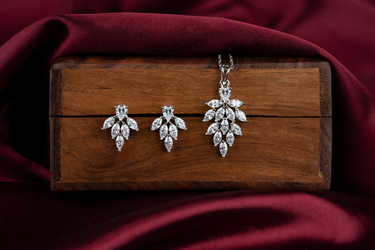 Wisteria Leaf Pendant Set