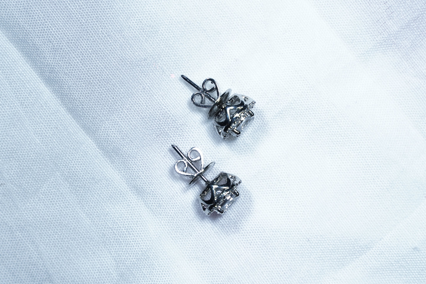 Sparkiling Solitaire Oval Earstuds